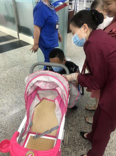 圖片1.png“真情服務(wù)”是讓旅客更加安心、放心、舒心的出行。行查室作為部門進(jìn)港服務(wù)的最后一個(gè)環(huán)節(jié)，在日常工作中也很注重服務(wù)細(xì)節(jié)。6月10日，行查室工作人員幫助旅客打開嬰兒車，為她排憂解難。.png