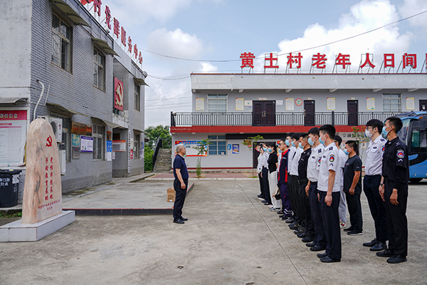 “助力鄉(xiāng)村振興，踐行艱苦奮斗” 將新員工黨性教育活動搬到對口幫扶村1.jpg