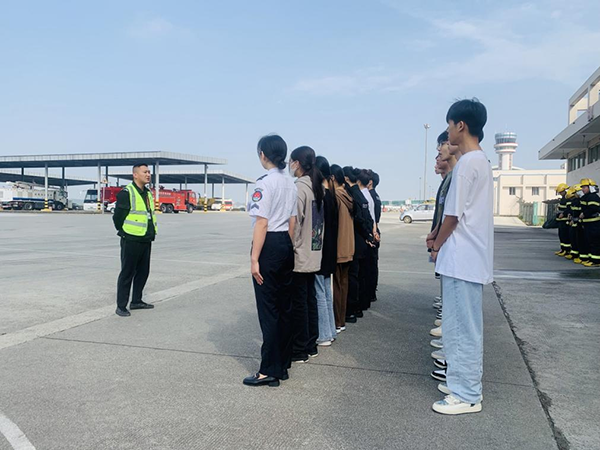 綿陽機場安檢站對閬中機場、民航校  實習生開展軍訓(xùn).png